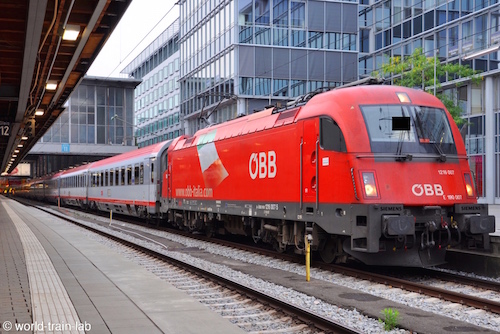 ミュンヘン中央駅で発車を待つボローニャ行き 1216 機関車