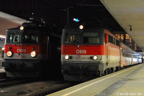 1142 型 機関車 旧デザイン(左)と並ぶ1142 型 機関車 新デザイン(右)