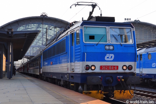 プラハ中央駅で発車を待つ 362 型 機関車