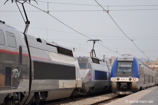 TGVとすれ違う B81500型