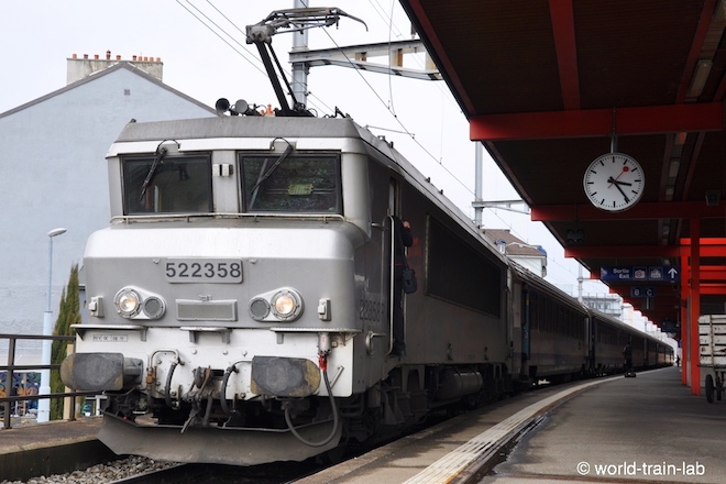 スイスのジュネーブ駅に到着した BB22200型機関車