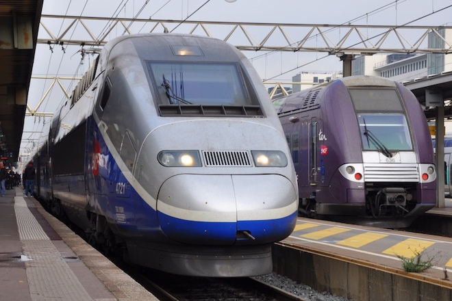 リヨン駅に到着したマルセイユ行き TGV