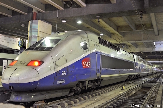 モンパルナス駅に停車する TGV