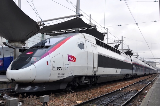 発車を待つ TGV
