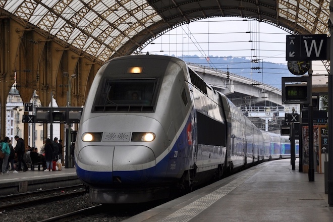 ニース駅に入線する TGV
