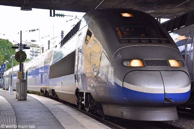 パリ東駅で発車を待つストラスブール 行き TGV