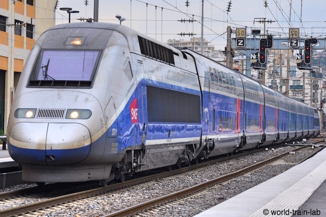 入線する TGV