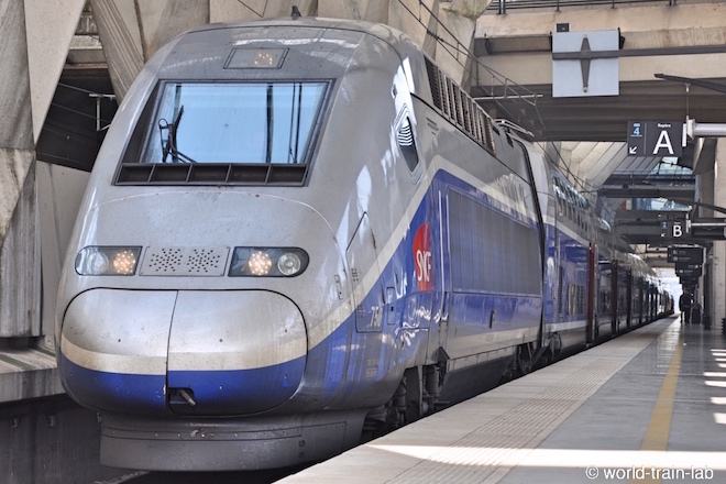 リヨン空港駅に到着したマルセイユ行き TGV