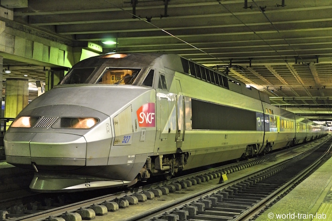 モンパルナス駅で発車を待つレンヌ 行き TGV