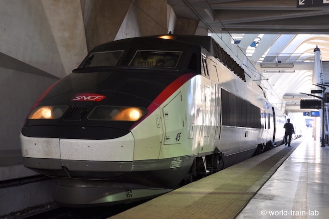 リヨン空港駅で発車を待つパリ 行き TGV