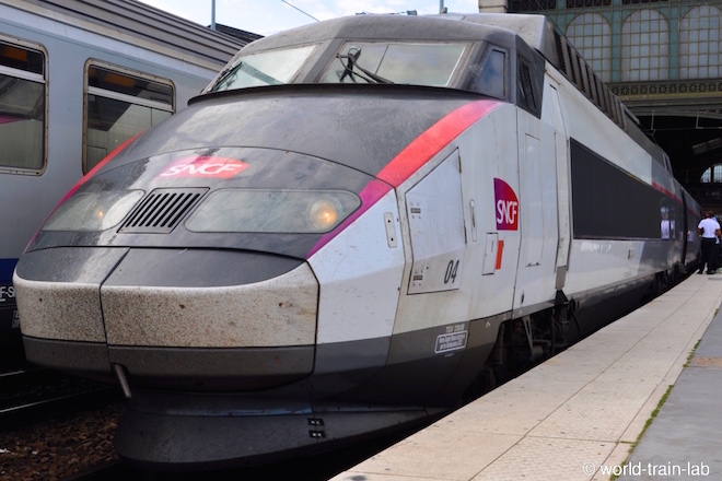 パリ北駅で発車を待つリール行き TGV