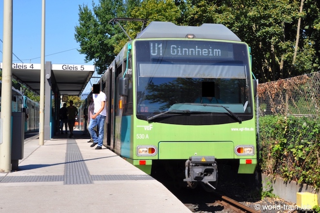 Ginnheim駅に到着した U Bahn