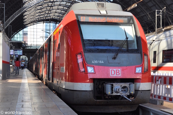 フランクフルト中央駅で発車を待つ S Bahn