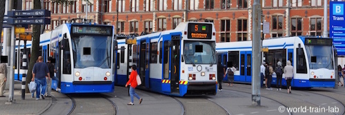 アムステルダム中央駅西側ホームに停車する Tram