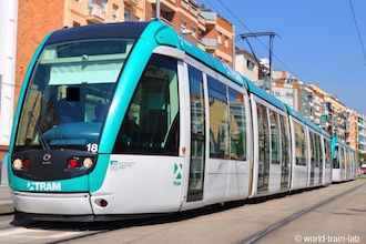 バルセロナ市内を走行する Tram