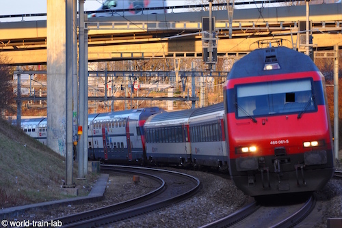 ベルン近郊を走行するRe 460 電気機関車 + IC 2000 客車