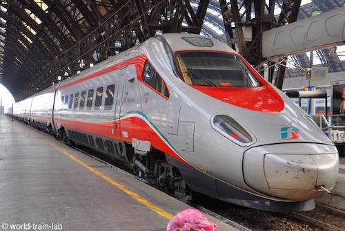 ミラノ駅で発車を待つTrenitalia (イタリア国鉄)所有のETR610 (RABe 503 (ETR610))