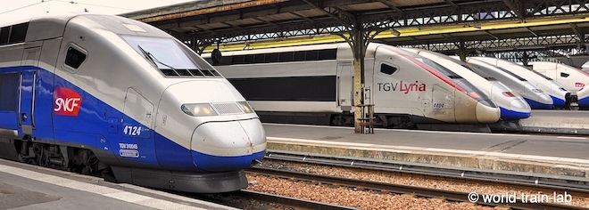 パリ中央駅で並ぶ新幹線 TGV