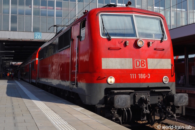 ミュンヘン駅で発車を待つ 111型機関車