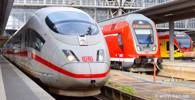 フランクフルト中央駅で並ぶ新幹線 ICE、快速・普通列車 RE, RB