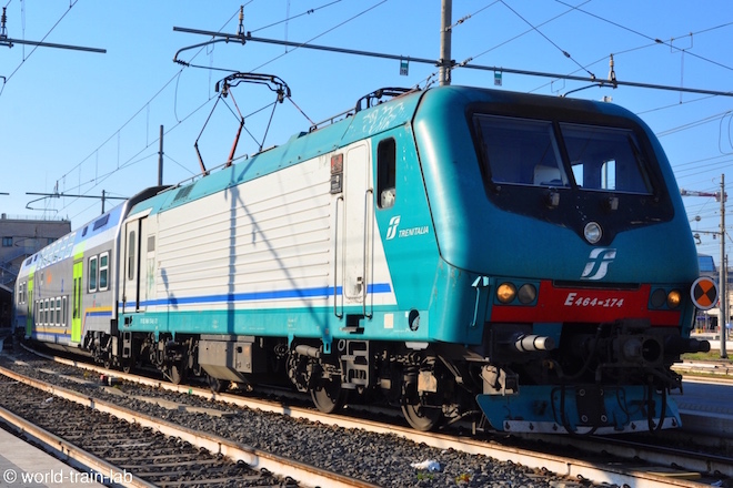 発車を待つ E464型機関車