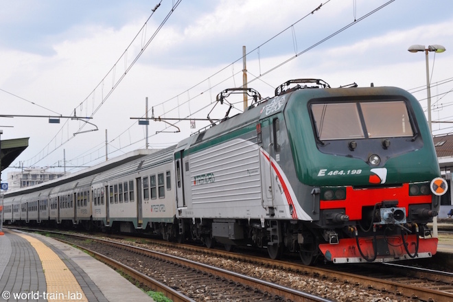 発車するE464型機関車
