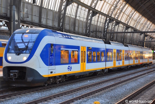 アムステルダム中央駅で発車を待つズヴォレ行き Sprinter