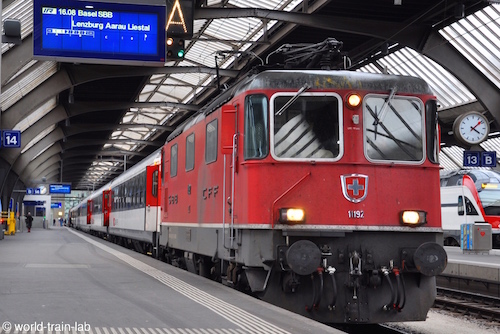 チューリッヒ中央駅で発車を待つバーセルSBB行き IR