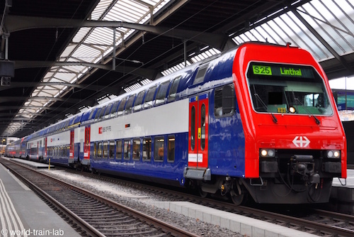 チューリッヒ中央駅で発車を待つリンタール行き Re 450 型