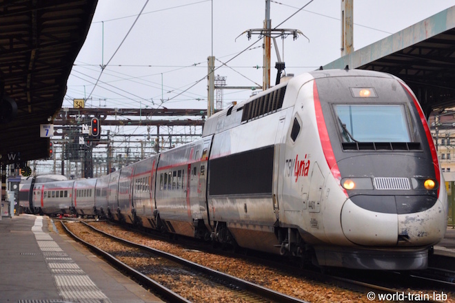 パリ リヨン駅に入線する TGV Lyria